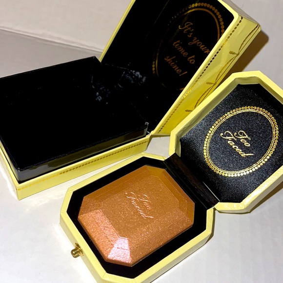 Too Faced •Diamond Light Highlighter • RADIANT PRESSED POWDER💋 - Picture 3 of 6